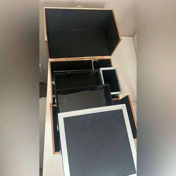 Chic Rose Gold Make Up/Jewelry Case with locks - Picture 3 of 4